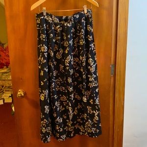 Brigg’s ankle length skirt black and white print. Size 16.